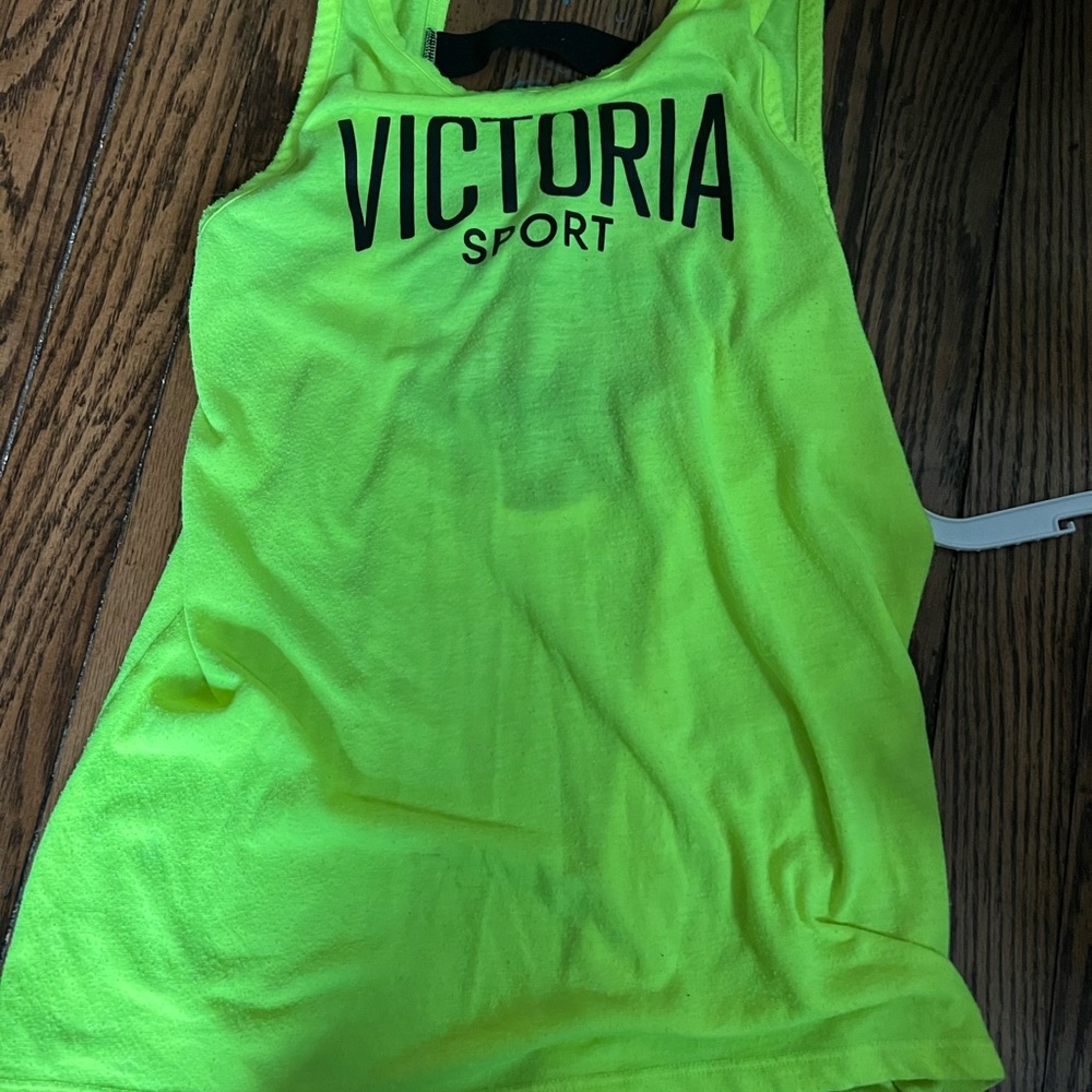Victoria sport tops